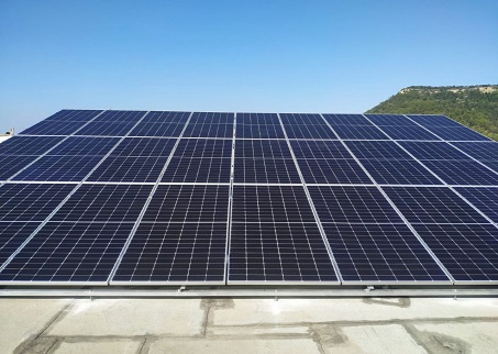 Production d'énergie photovoltaïque distribuée et photovoltaïque centralisée

